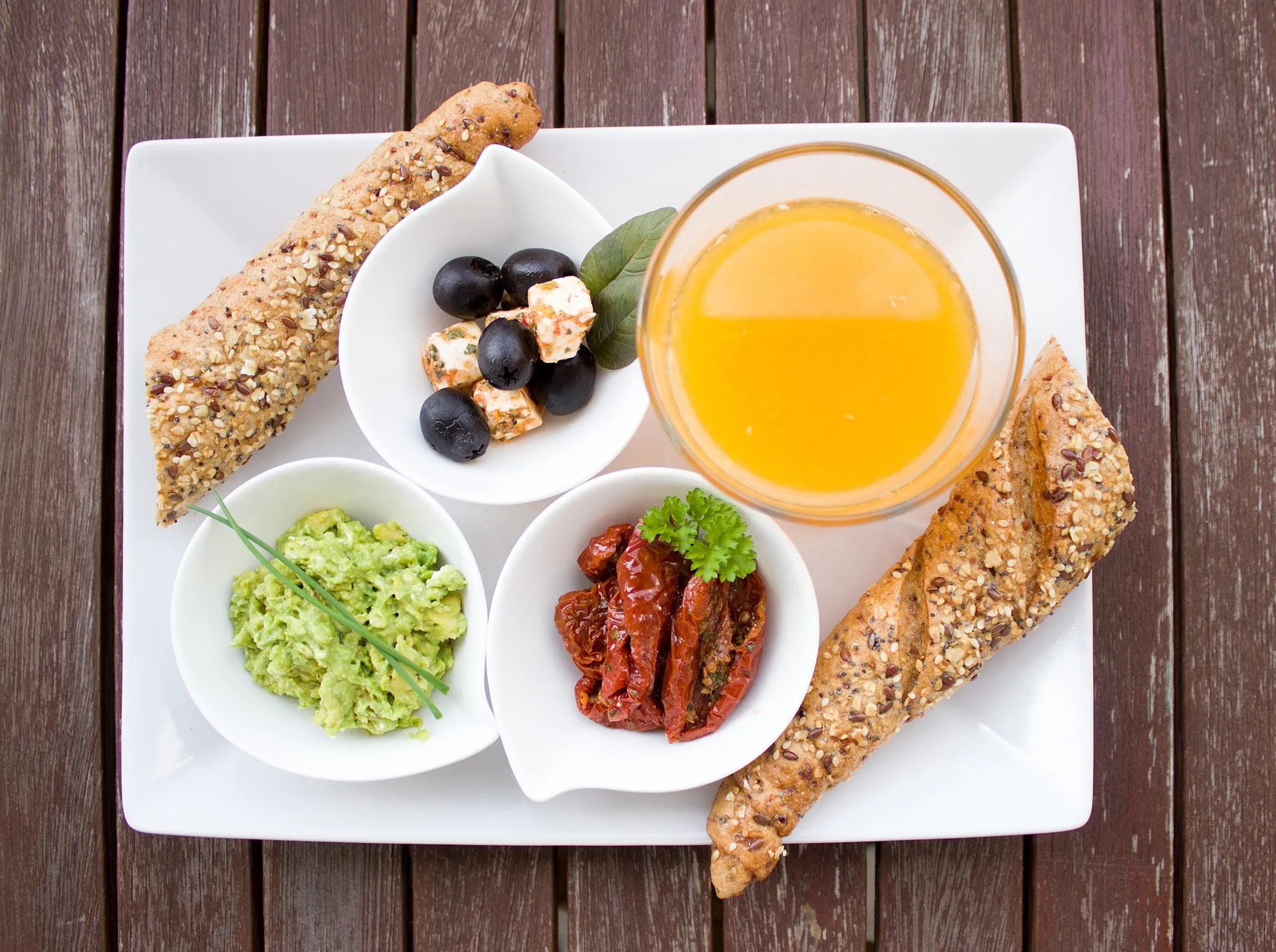 Een lichte maaltijd met granen, avocado en groenten als voorbeeld van voeding die je avondroutine kan ondersteunen.