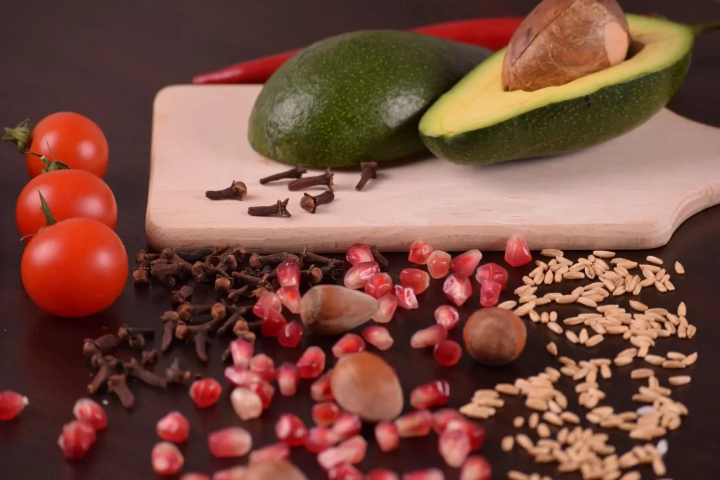 Avocado, noten, granen en fruit als voedzame bronnen die kunnen bijdragen aan een ontspannen nachtrust.